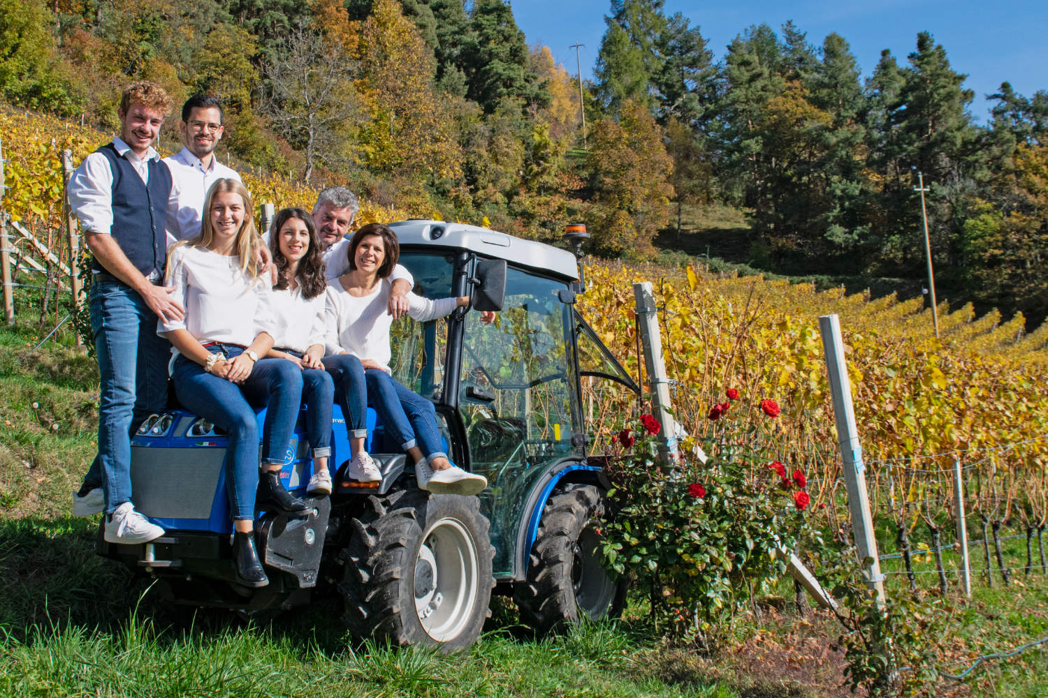 Familie Röll mit Traktor am Weinberg
